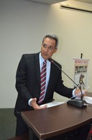 Nenão cobra a limpeza de dois terrenos baldios