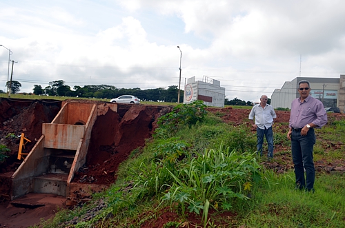 Nenão e Roberto Pereira questionam autoridades sobre cratera na Avenida Moura Andrade