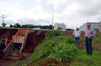 Nenão e Roberto Pereira questionam autoridades sobre cratera na Avenida Moura Andrade