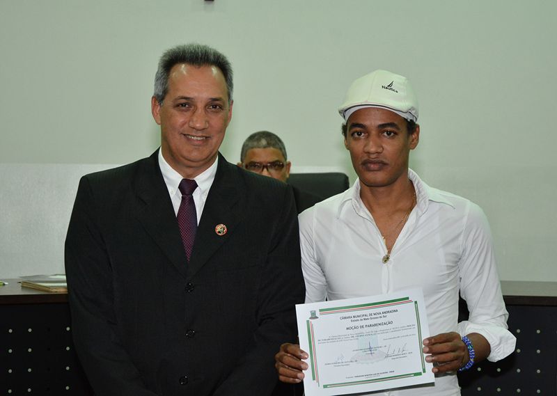 Nenão homenageia médico cubano Leudys Ayala