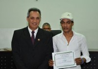 Nenão homenageia médico cubano Leudys Ayala