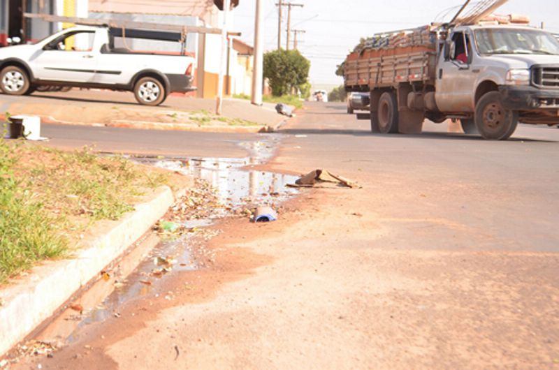 Nenão pede providências para evitar água parada e mau cheiro em via