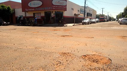 Nenão pede solução para crateras na José Heitor 