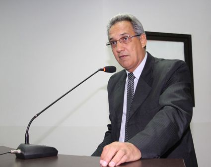 Nenão quer manutenção de caixa de esgoto ao lado da Farmácia Municipal 