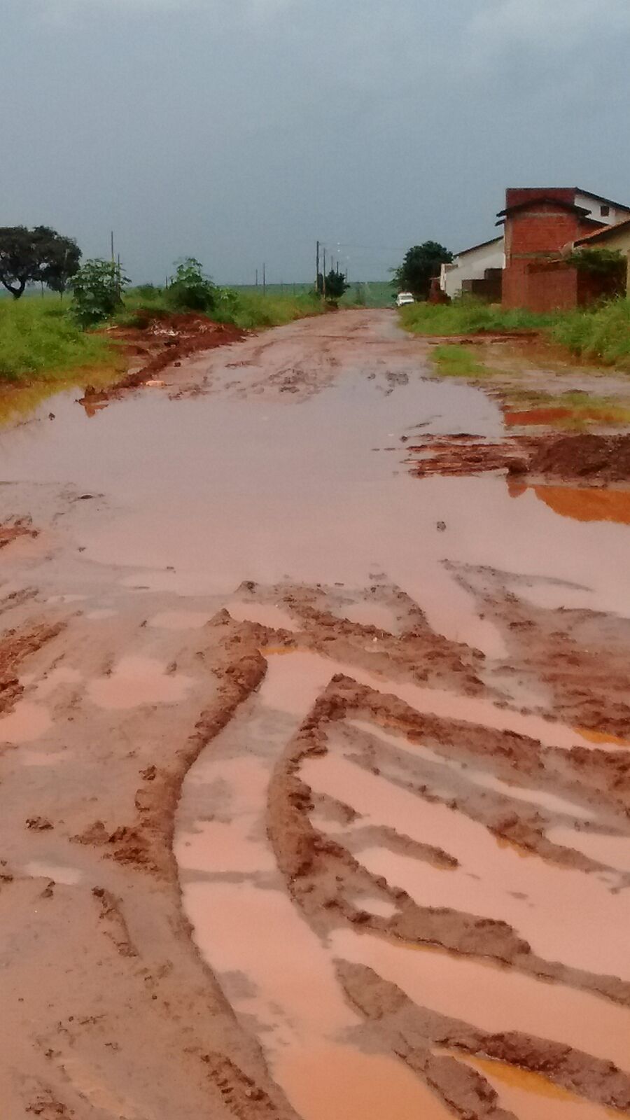 Nenão questiona obra de pavimentação paralisada em bairros