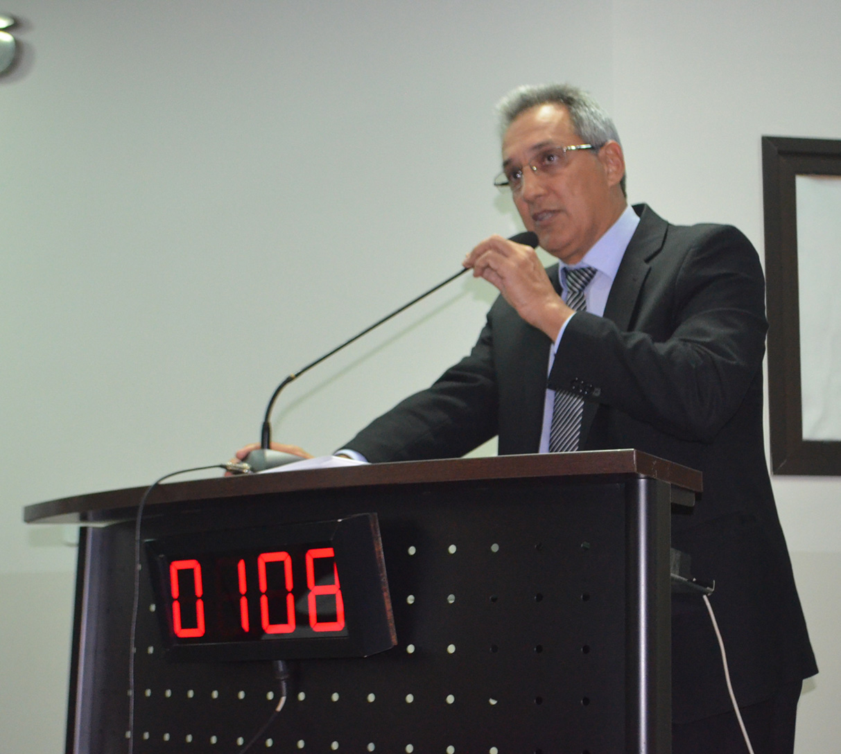 Nenão questiona ressarcimento de diárias para profissionais de saúde