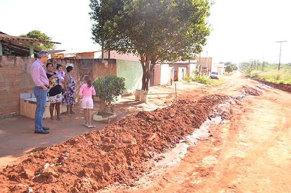 Nenão questiona retomada e conclusão das obras na rua André Loyer