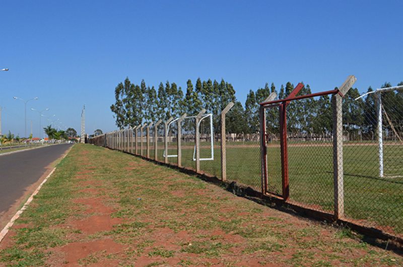 Nenão reivindica redes de proteção no campo de treinamento próximo ao Andradão