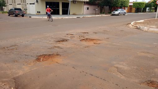 Nenão solicita recuperação da pavimentação de via coberta por buracos