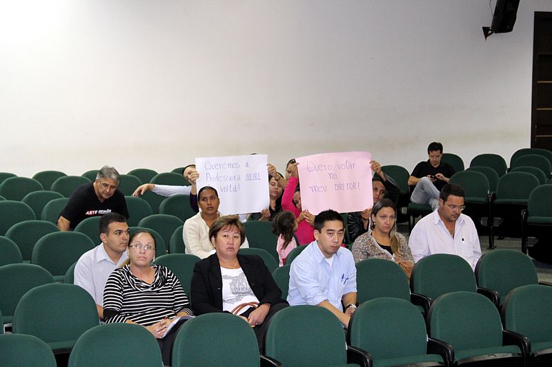 Pais de alunos de Ceinf protestam por volta de coordenadora