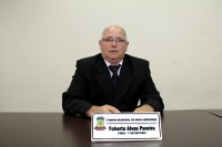 Robertinho solicita realinhamento de postes de iluminação pública