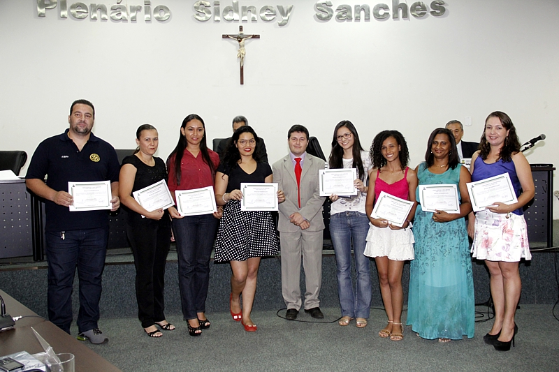 Organizadores e vencedores de concurso de redação recebem moção na Câmara