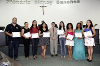 Organizadores e vencedores de concurso de redação recebem moção na Câmara