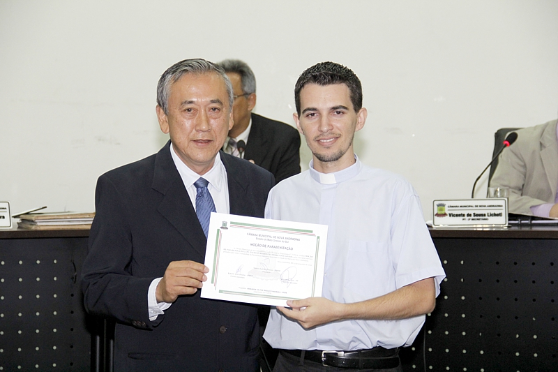 Padre Everton recebe homenagem durante sessão