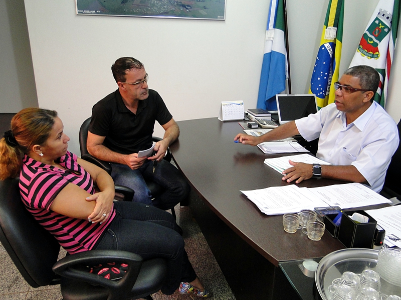 Presidente do Legislativo atende moradores que reivindicam infraestrutura em bairro