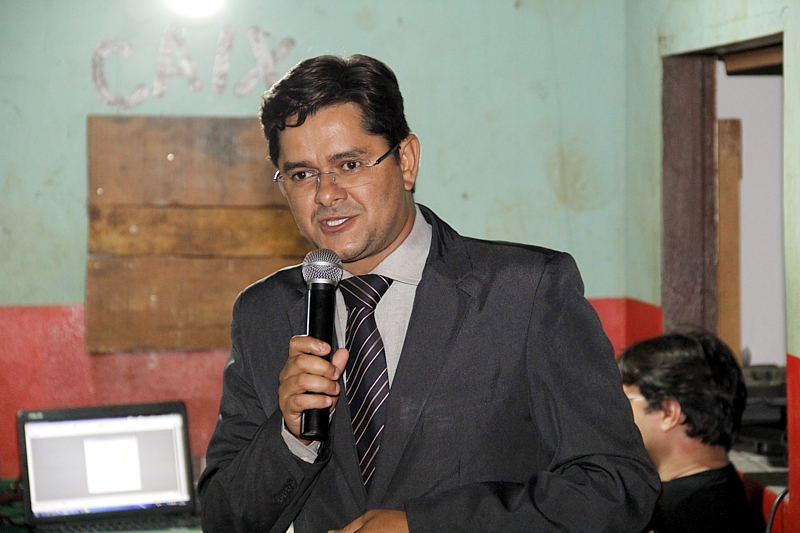 Ricardo Lima indica reforma nos brinquedos de parque infantil