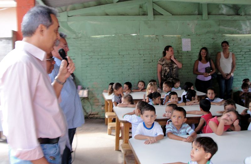 Vereadores participam de entrega de uniformes escolares 