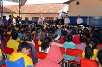 Vereadores acompanham entrega de uniformes escolares