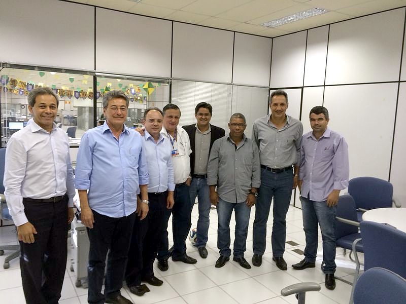 Vereadores participam da cerimônia de assinatura de contrato para pavimentação de três bairros