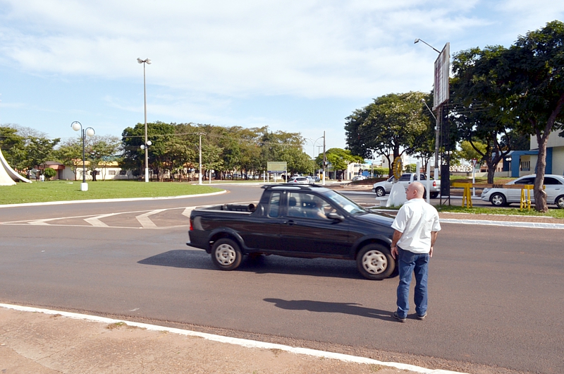 Nenão sugere faixas de pedestres no entorno da rotatória entre avenidas