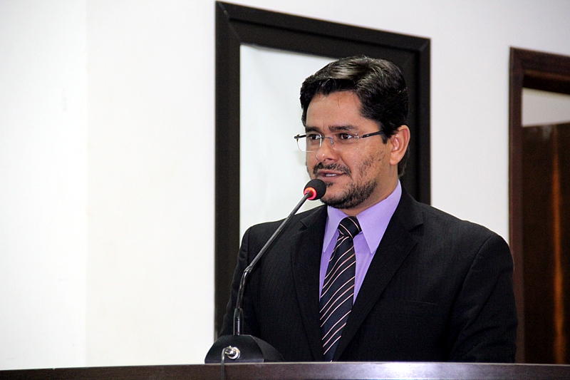 Ricardo Lima solicita serviços na área de infraestrutura urbana