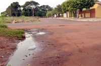 Água empossada e mau cheiro incomodam moradores e Nenão pede providencias