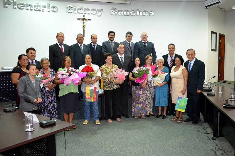 Câmara presta homenagem às mães em sessão solene