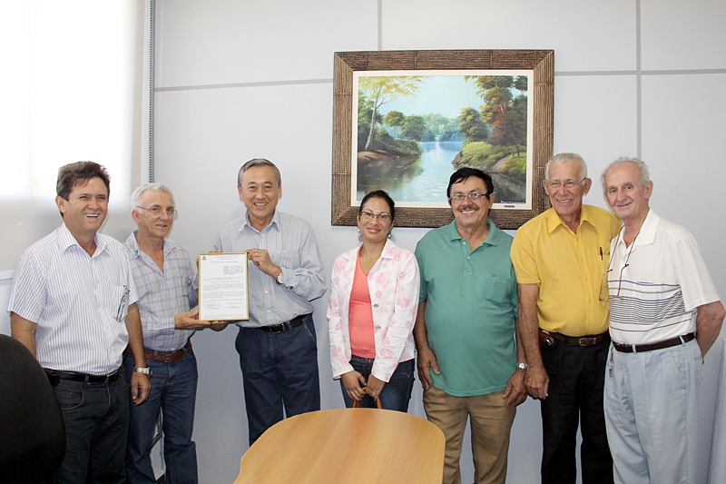 Valter entrega lei de utilidade pública aos Vicentinos