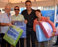 Vereadores ajudam na distribuição de cobertores para famílias de Nova Andradina
