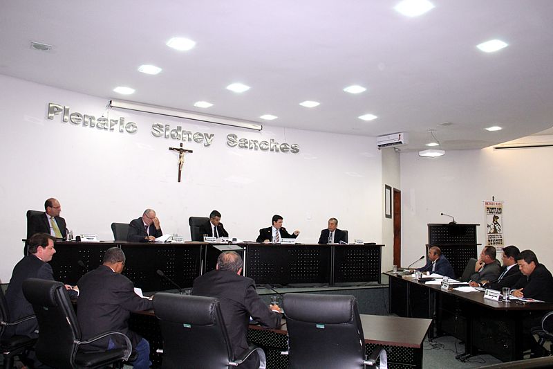 Câmara aprova revisão e reajuste salarial para servidores