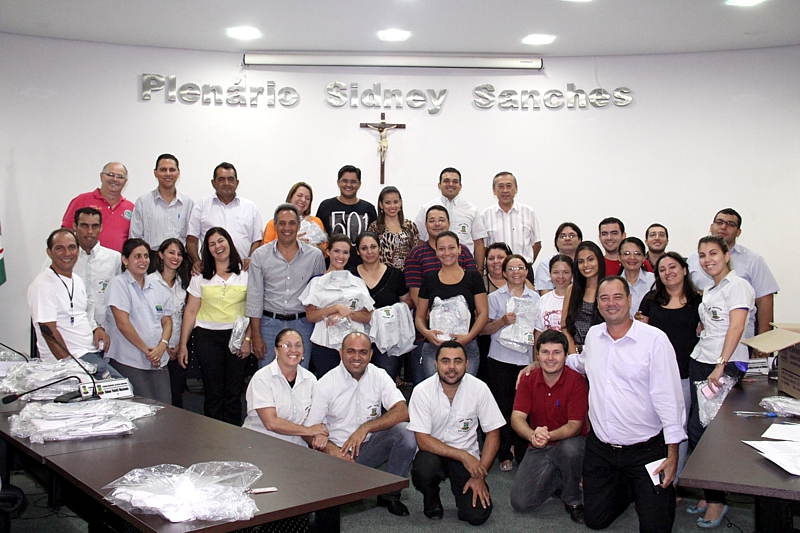 Servidores da Câmara recebem uniformes