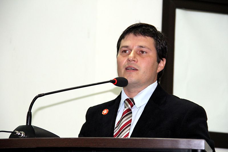 Vicente busca dados a respeito da violência sexual infantil em Nova Andradina