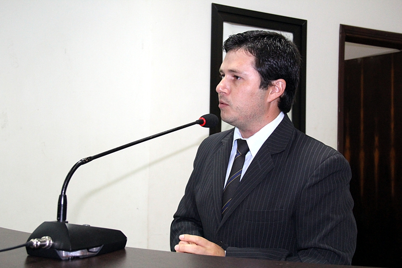 Vicente sugere convênio para aquisição de caminhão compactador de lixo