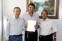 Vereadores entregam cópia da lei para Ong Resgatado para Resgatar