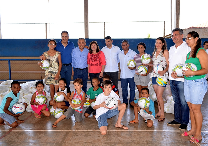 Vereadores participam de entrega de bolas para crianças