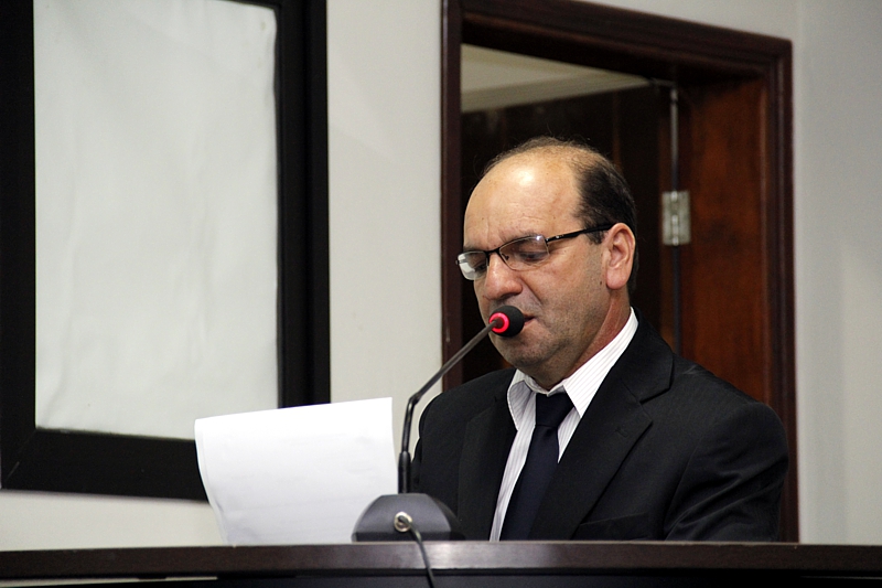 Valmirá solicita instalação de bancos no pátio do Regional