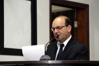 Valmirá solicita instalação de bancos no pátio do Regional