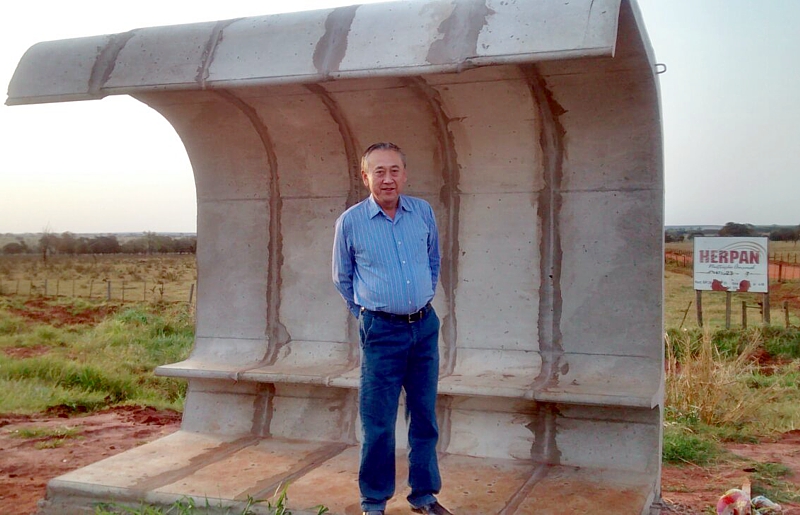 Valter visita local onde foi construído abrigo para passageiros