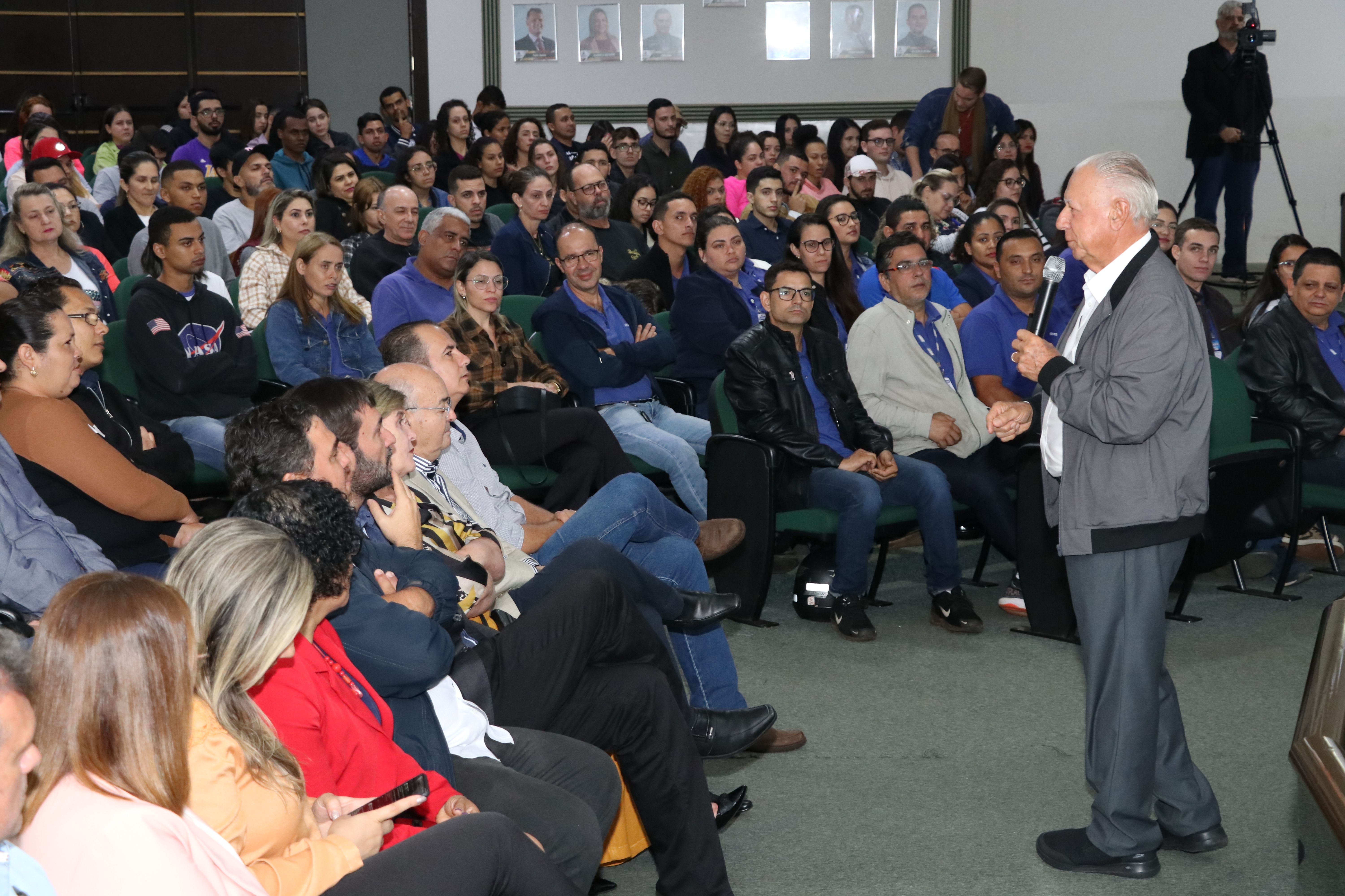 Palestra com Mário Gazin lota plenário da Câmara em evento da Escola do Legislativo 