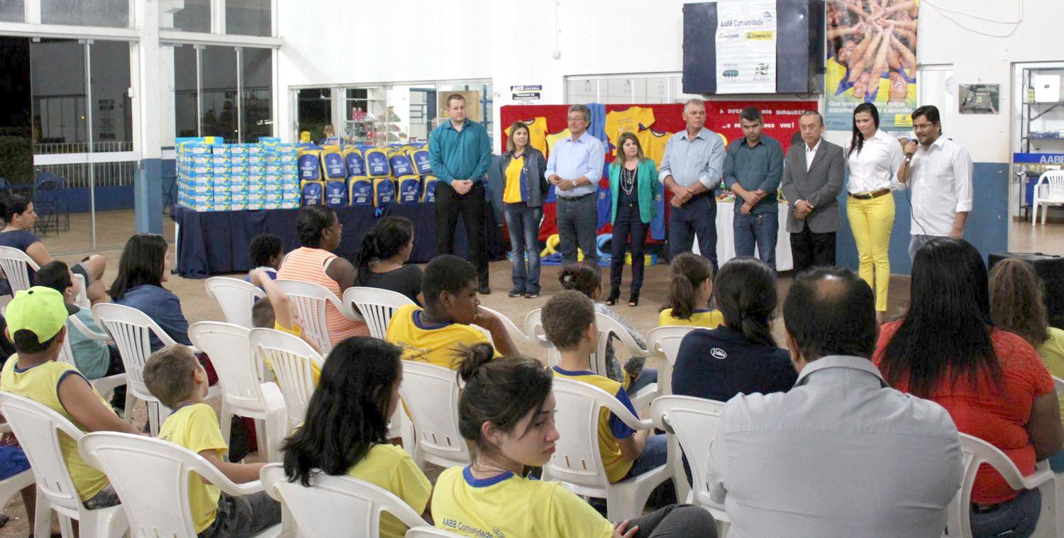 Para reforçar atividades, AABB Comunidade entrega kits a integrantes do programa
