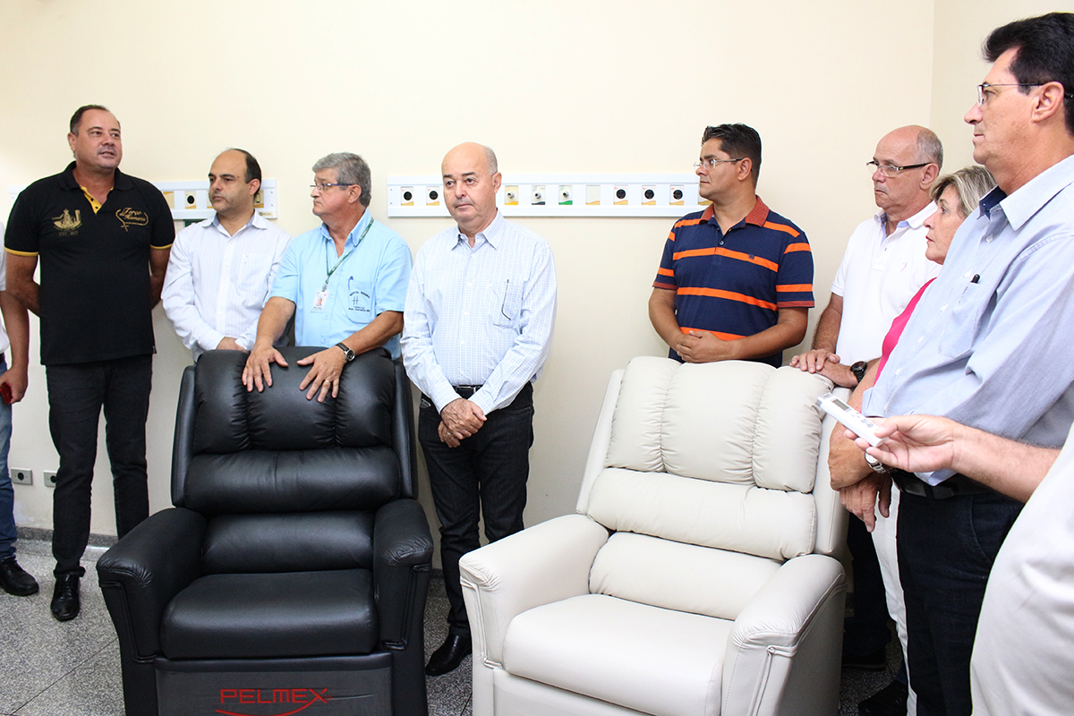 Para vereadores, poltronas entregues ao HR dão dignidade à população atendida