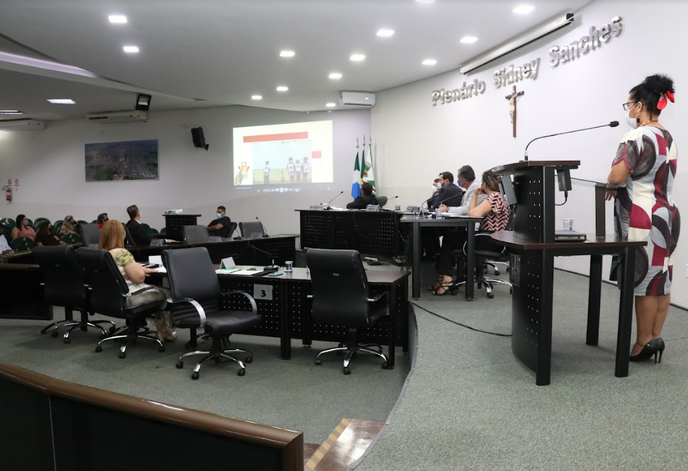 Pontos de ônibus e ampliação de cobertura no Cemitério Municipal são indicados na Câmara
