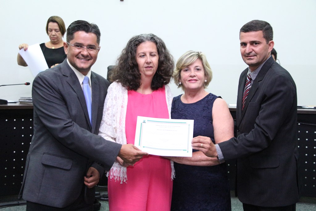 Por serviços prestados à Junta Militar, secretária é parabenizada