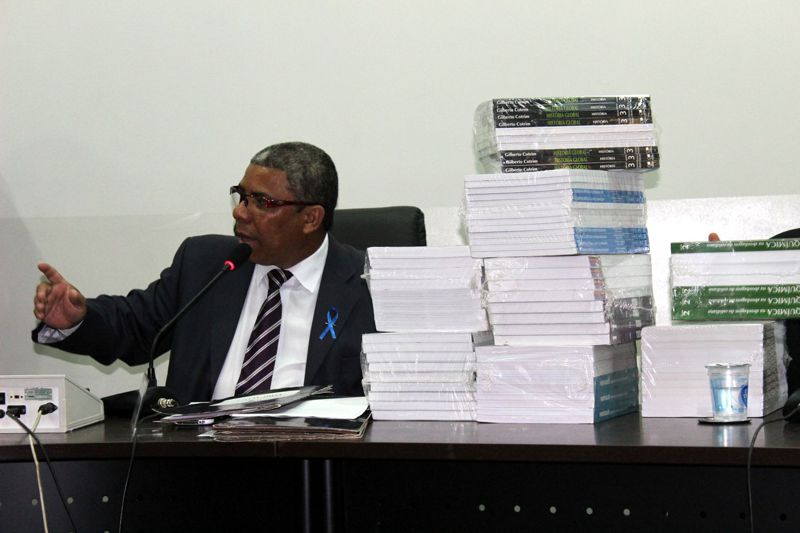 Presidente da Câmara denuncia descarte de livros didáticos