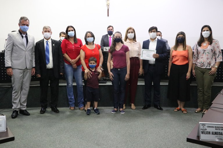Profissionais da rede municipal de saúde também foram homenageados em sessão 
