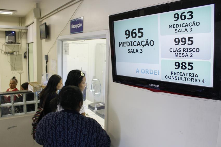 Proposta de painel digital busca melhorar atendimento no laboratório municipal
