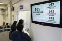 Proposta de painel digital busca melhorar atendimento no laboratório municipal