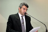 Quemuel de Alencar reitera pedido de manutenção de rua