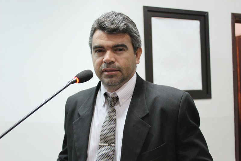 Quemuel de Alencar sugere manutenção de faixas de pedestres