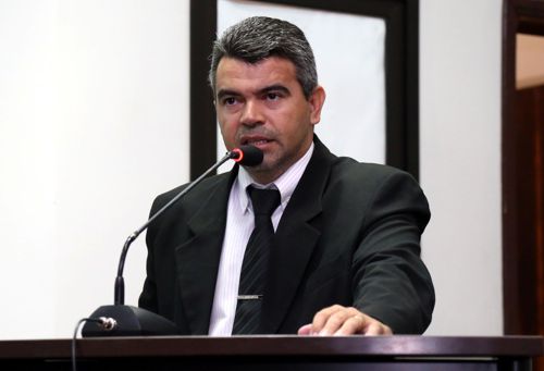 Quemuel pleiteia redutor de velocidade e academia ao ar livre